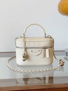 Schicke beigegelbe Leder-Box-Tasche mit silberner Kette und praktischem Tragegriff