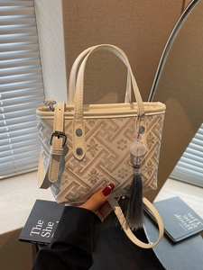 Retro cream jacquard bucket bag with floral patterns and a refined bead tassel charm