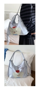 Détail du grand sac cabas bleu clair avec illustration cartoon et texte Apple Dog