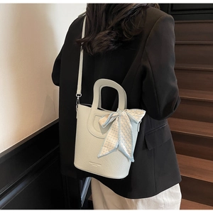 Borsa a secchiello verde menta in pelle martellata con manici tondi e foulard in seta