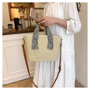 Détail du sac cabas en paille avec poignées en foulard et bandoulière en cuir réglable