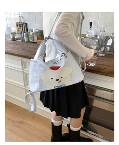Détail du sac bandoulière bleu clair avec imprimé ours mignon et texte artistique APdog
