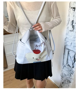 Vue détaillée du sac à dos lavande avec illustration d'ours blanc et décor cerise