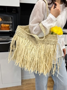 Grand sac fourre-tout bohème en paille avec longues franges et bandoulières pour la plage