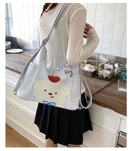 Détail de l'imprimé chien cartoon et de la poche latérale sur le sac fourre-tout