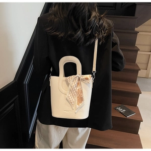 Borsa a secchiello bianca in pelle martellata con foulard e blazer nero elegante