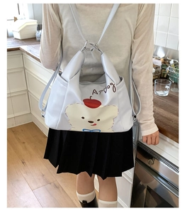 Détail de l'imprimé ours de dessin animé sur sac à dos multifonctionnel bleu clair et sac