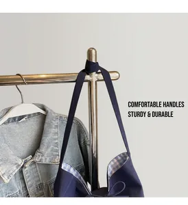 Détail du sac cabas en toile marine avec doublure à carreaux et poignée robuste