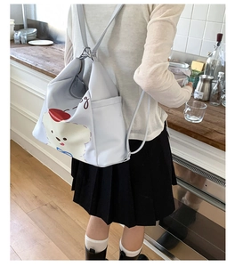 Détail du sac cabas gris clair polyvalent montrant des motifs d'ours dans une cuisine