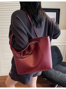 Grand sac cabas bordeaux en cuir avec surpiqûres et fines bretelles élégantes