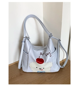 Vue détaillée des poches latérales et de la sangle réglable de ce sac fourre-tout mauve