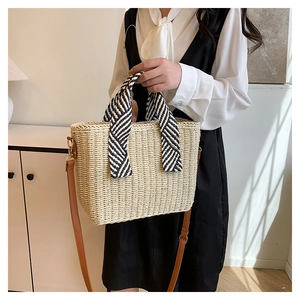 Détail du sac cabas en paille tissé main avec foulard en soie et bandoulière