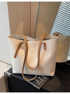 Grand sac fourre-tout blanc en similicuir avec bandoulières brunes et lettrage doré