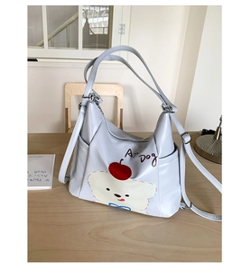 Détail de l'imprimé ours blanc et du texte Ar Dog sur le sac à bandoulière violet clair