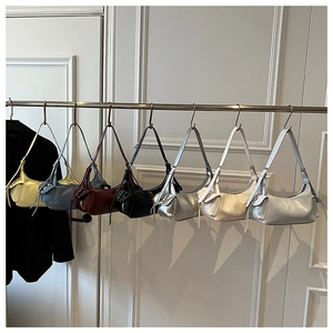 Sacs hobo en cuir brillant en sept coloris avec détails de nœuds et pompons