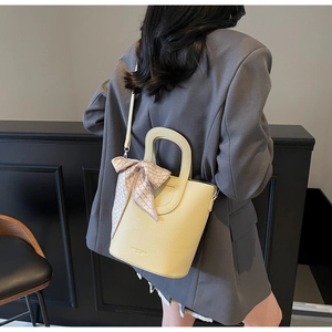 Borsa a secchiello giallo chiaro a tracolla con foulard di seta decorativo sul manico
