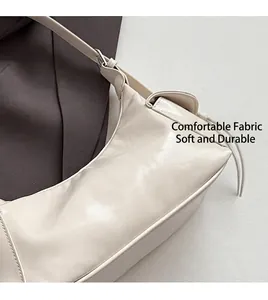 Gros plan du sac hobo en similicuir beige montrant la texture et les détails métalliques