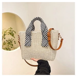 Détail du sac cabas en paille avec poignée foulard rayé et bandoulière en cuir brun