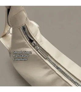 Gros plan détaillé de la fermeture éclair fluide et des coutures sur le sac en similicuir crème
