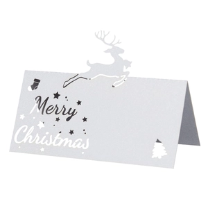 Detail der Weihnachts-Platzkarte mit Rentier-Ausschnitt und Merry Christmas-Schriftzug