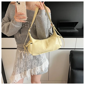 Sac hobo en cuir verni jaune pâle avec détails de cordon latéral et fermeture éclair