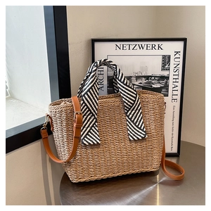 Détail du sac cabas en paille avec foulard rayé et bandoulière en similicuir marron