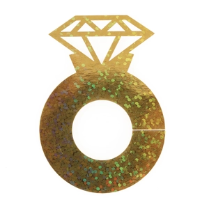 Detalle de tarjeta de mesa con forma de anillo de diamante dorado con purpurina