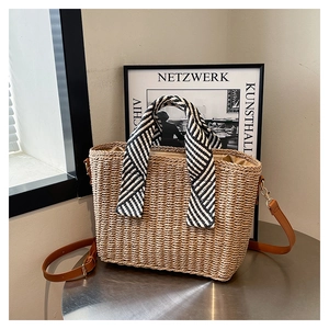 Détail du sac cabas en paille avec poignée foulard rayé et bandoulière en cuir