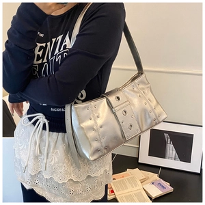Détails d'un sac argenté Y2K avec rivets métalliques et œillets décoratifs