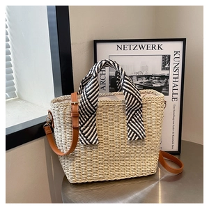 Détail du sac cabas tissé avec foulard en soie géométrique et bandoulière en cuir