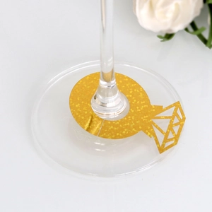 Primer plano de tarjetas de copa anillo de diamante con purpurina dorada para boda