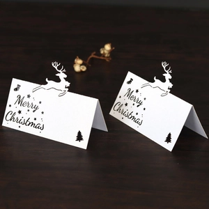 Nahaufnahme der weißen Laser-Schnitt-Platzkarte mit Rentier und Merry Christmas Text