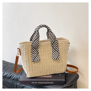 Détail du sac cabas en paille tissée avec poignée en foulard et bandoulière en cuir