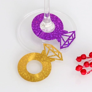 Detalle de tarjetas de copa con forma de anillo de diamante brillante para bodas y eventos