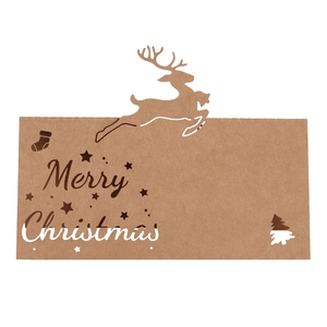 Detail der Weihnachtskarte aus Kraftpapier mit lasergeschnittenem Rentier und Sternen