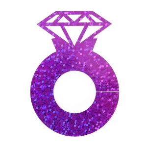 Detalle de tarjeta de mesa con forma de anillo de diamante morado brillante y textura