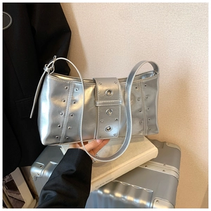 Détails de ce sac argenté métallisé avec clous rivets et design de sangle à boucle
