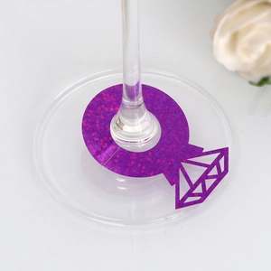 Identificador de copas con forma de anillo de diamante violeta brillante para eventos