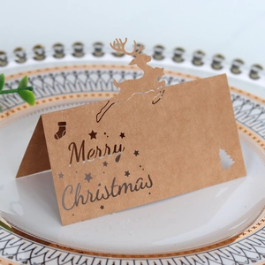 Detail von lasergeschnittener Rentier-Platzkarte aus Kraftpapier mit Weihnachtsgrüßen