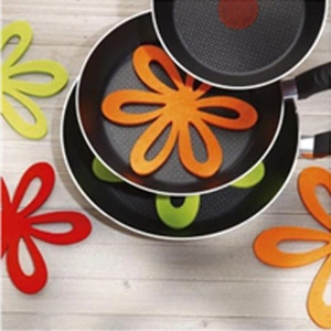 Flower-shaped felt pan protectors in green, orange and red to prevent stacking scratches