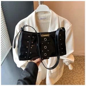 Détails du sac à bandoulière noir avec rivets argentés et œillets au style punk chic