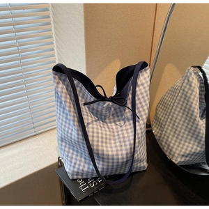 Détail du grand sac cabas vichy bleu avec fermeture à cordon et design moderne