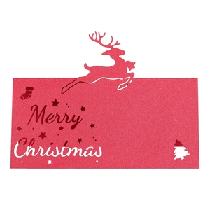 Detail der roten Glitzer-Rentier-Weihnachtskarte mit Merry Christmas-Ausschnitt