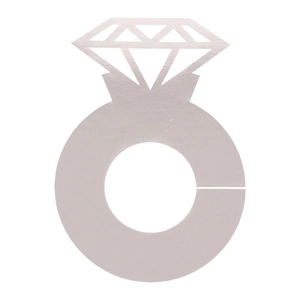 Detalle de la tarjeta de mesa con forma de anillo de diamante y ranura para copas de vino