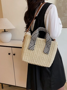 Sac fourre-tout bohème en paille tressée avec poignées rayées et bandoulière pour l'été