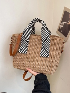 Grand sac cabas en paille avec anses rayées et bandoulière marron pour les vacances d'été