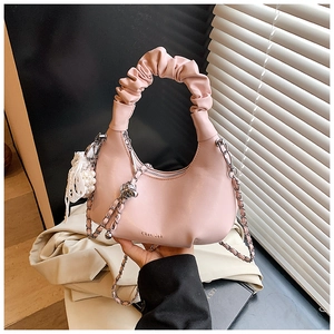 Détails du sac à main plissé rose clair avec pendentif perle et bandoulière chaîne