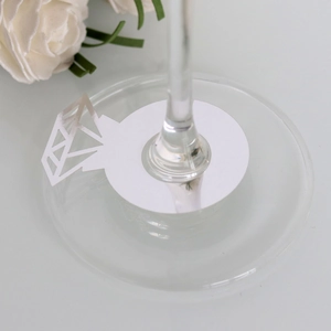Tarjetas de lugar de papel plateado en forma de anillo con diseño de diamante para bodas