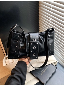 Sac à Épaule Punk à Rivets Pour Femmes Y2K Oeillets Métalliques Sac Sous Le Bras Cuir PU Mode Sac à Main Carré Fête