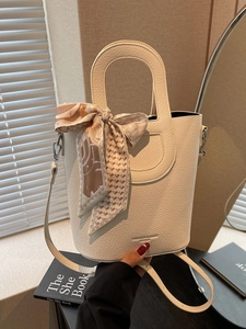 Elegante borsa a secchiello color crema con trama litchi e sciarpa di seta decorativa